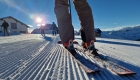 Een skiër op een geprepareerde piste.